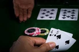 Pengguna juday99 menikmati sesi Live Casino di laptop dengan suasana santai di rumah
